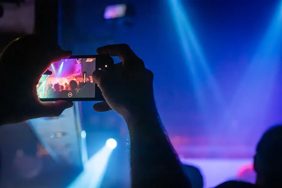 Fan filmt das Konzert mit dem Handy, blaues Bühnenlicht – EDB live im Albani Winterthur, 2025