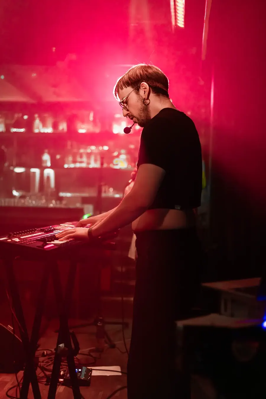 Musiker am Keyboard in rotem Licht – ENL & Dachs live im Salzhaus Winterthur, 2025