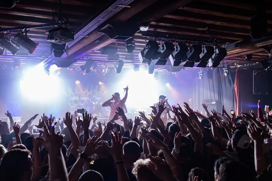 Rapper auf der Bühne vor dem Publikum mit erhobenen Händen, Gegenlicht – Fogel, Phumaso & Smack live im Salzhaus Winterthur, 2025