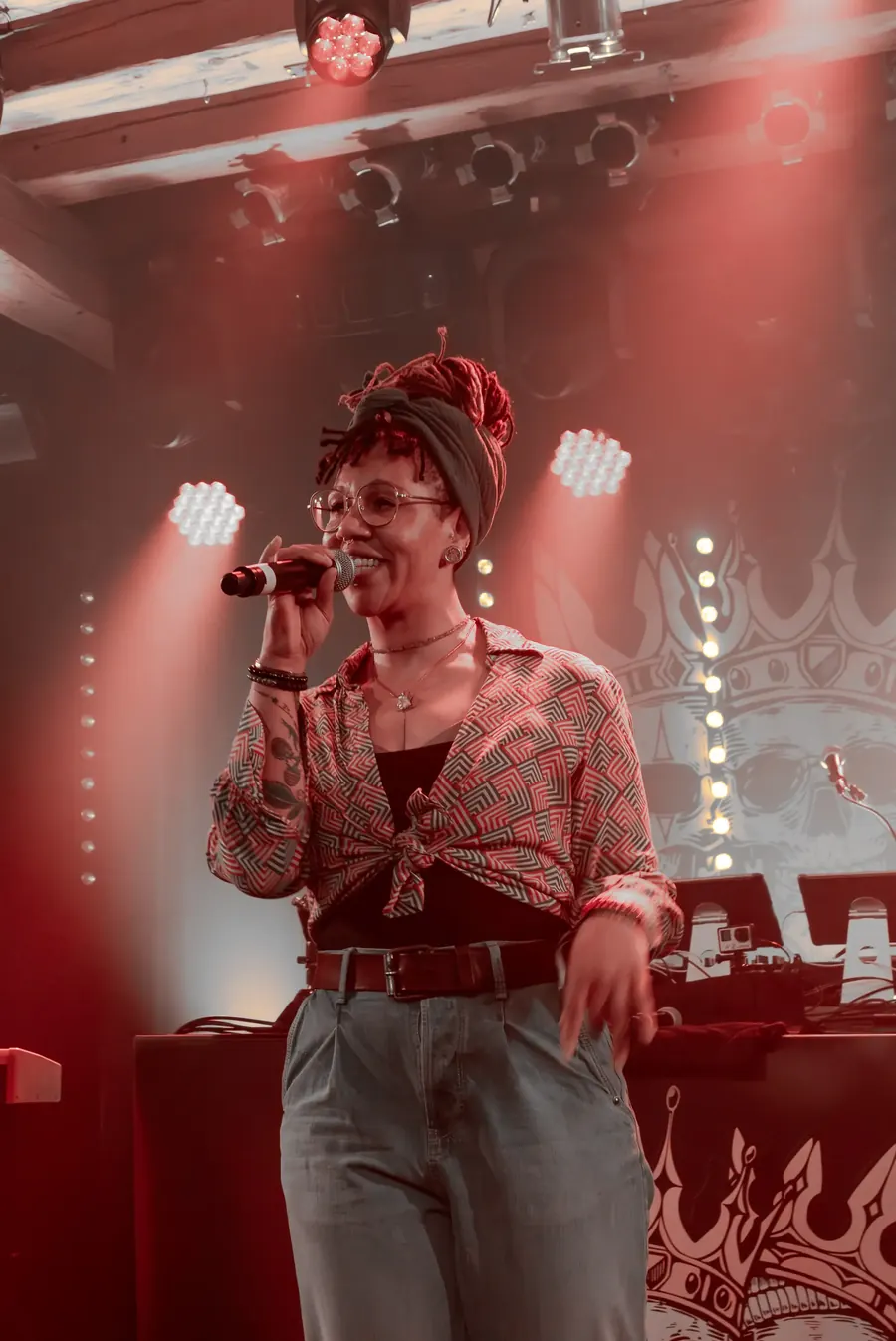 Rapperin mit roter Mütze am Mikrofon – Fogel, Phumaso & Smack live im Salzhaus Winterthur, 2025