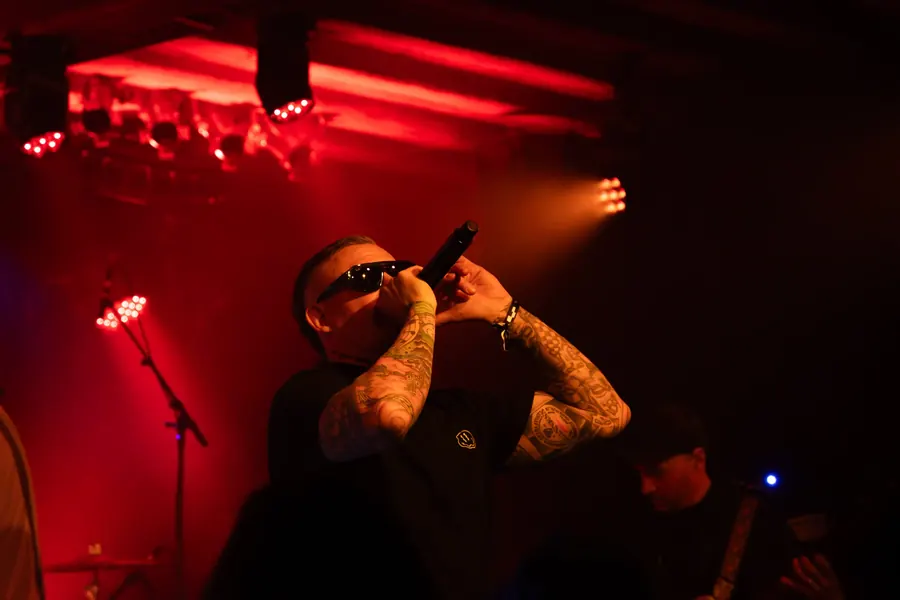 Rapper mit Sonnenbrille am Mikrofon in rotem Licht – Fogel, Phumaso & Smack live im Salzhaus Winterthur, 2025
