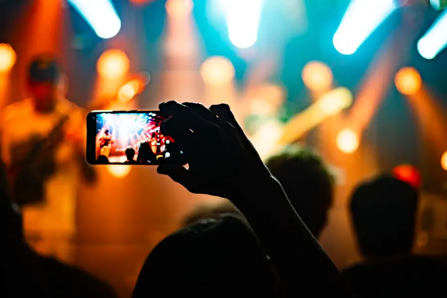 Fan hält das Handy hoch und filmt die Band – Fomies live im Salzhaus Winterthur, 2025