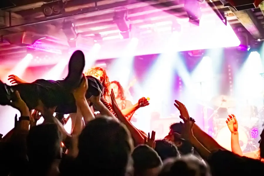 Crowdsurfer über dem Publikum in pinkem Licht – Fomies live im Salzhaus Winterthur, 2025