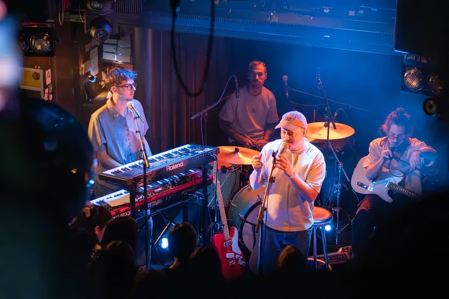 Band in blauem Licht, Sänger in der Bühnenmitte – Lhanzom Lhasam & Noah Parks live im Albani Winterthur, 2025