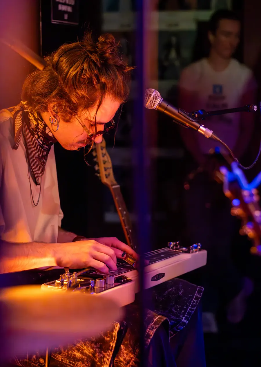 Musikerin mit Locken spielt Keyboard nah am Mikrofon – Lhanzom Lhasam & Noah Parks live im Albani Winterthur, 2025