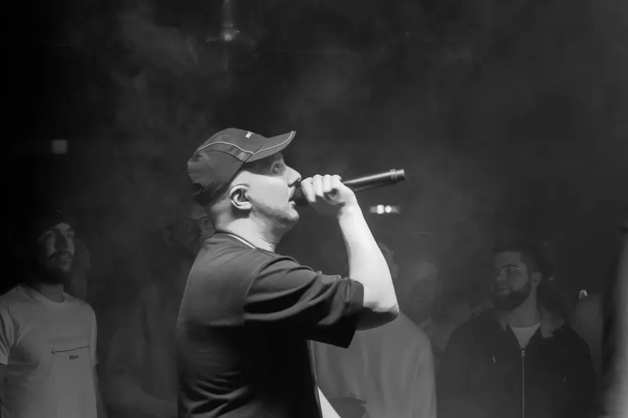 Schwarzweissfoto: Rapper mit Cap am Mikrofon – Luci Bling & Luuk live im Albani Winterthur, 2025