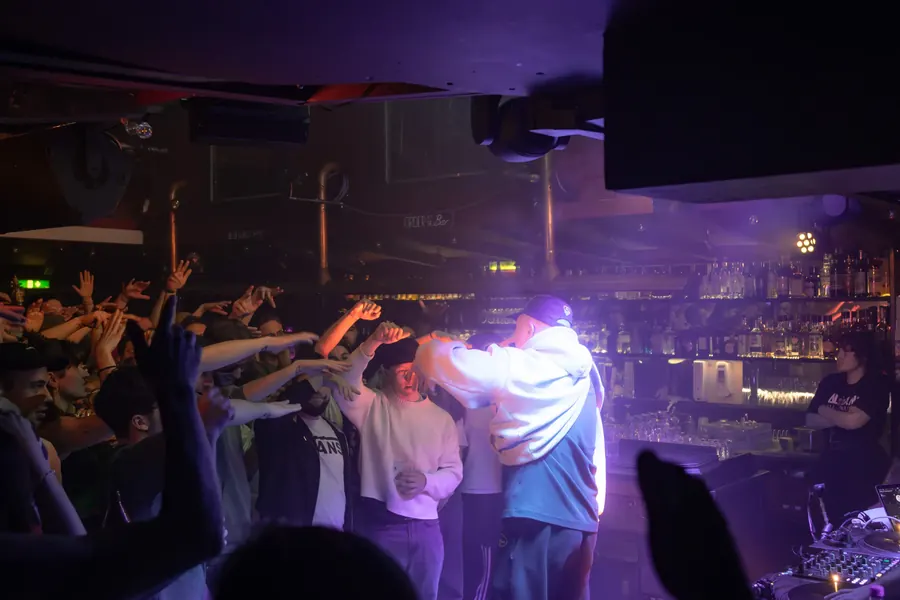 Tanzendes Publikum und Künstler im Club, violettes Licht – Luci Bling & Luuk live im Albani Winterthur, 2025