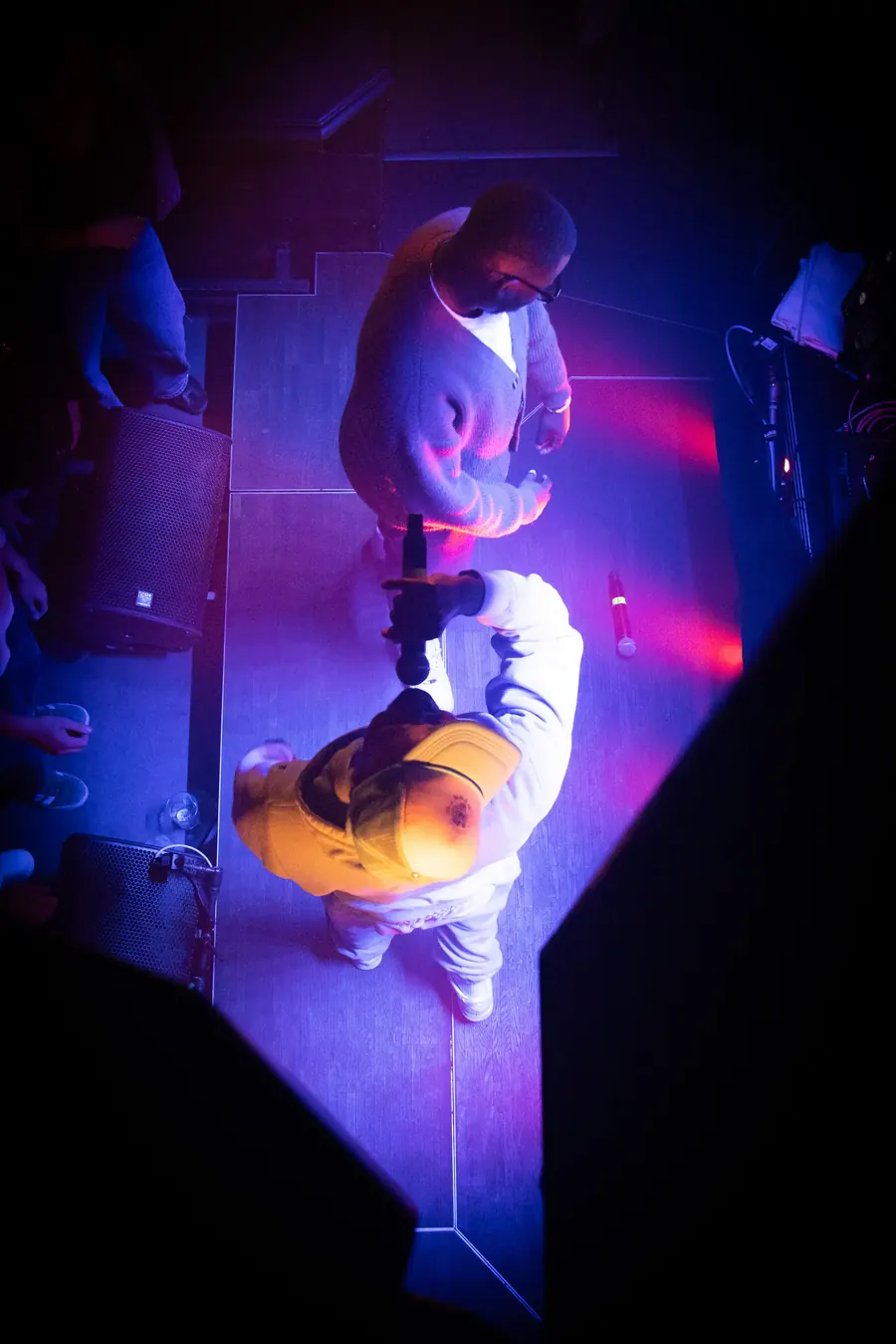 Blick von oben auf die Bühne in pinkem Licht – Luci Bling & Luuk live im Albani Winterthur, 2025
