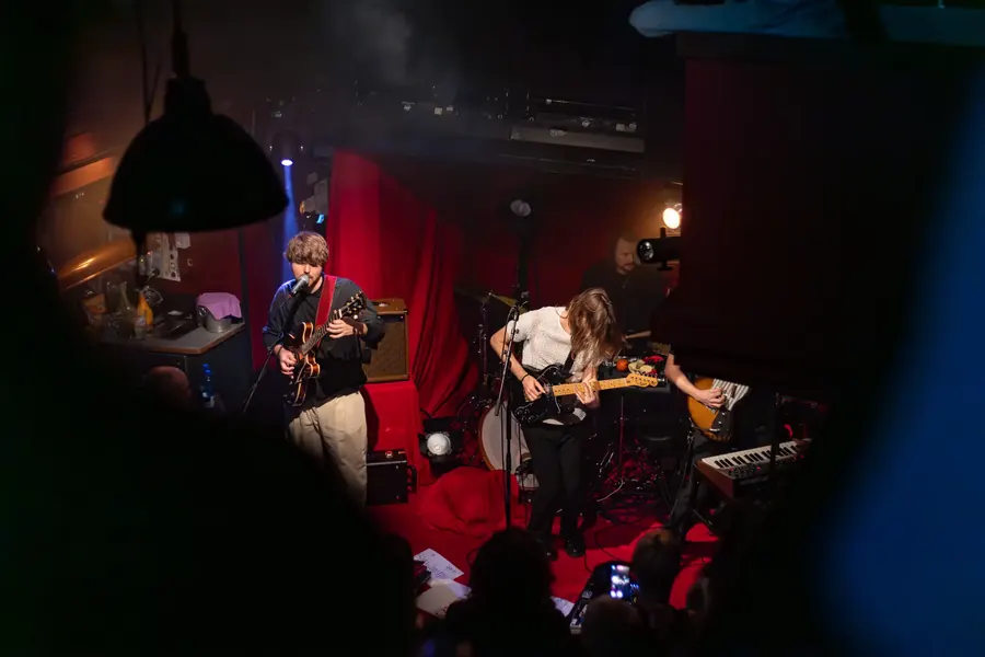 Band im Club vor roten Vorhängen – Marlene Käthe live im Salzhaus Winterthur, 2025