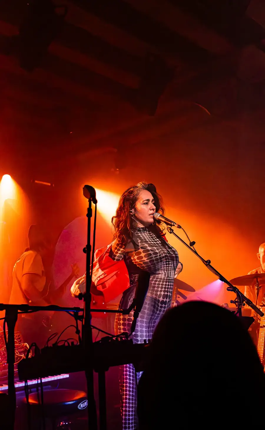 Musikerin am Keyboard in orangem Licht – Patrick Watson live im Salzhaus Winterthur, 2025