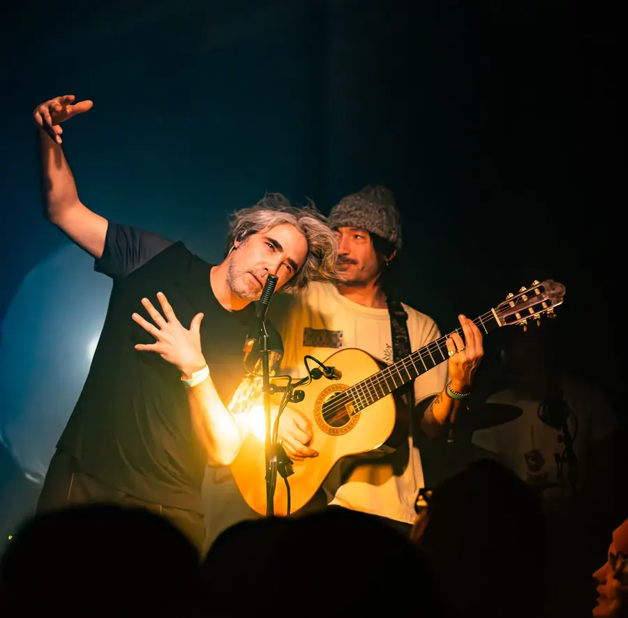 Patrick Watson singt neben einem Gitarristen mit Akustikgitarre – Patrick Watson live im Salzhaus Winterthur, 2025