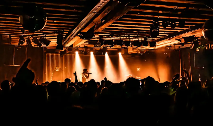 Blick über das volle Publikum zur Bühne – Soukey & Stereo Luchs live im Salzhaus Winterthur, 2025