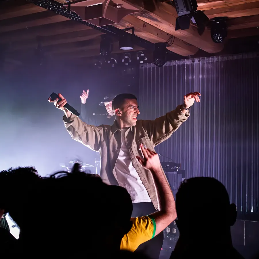 Rapper breitet vor dem Publikum die Arme aus – Soukey & Stereo Luchs live im Salzhaus Winterthur, 2025