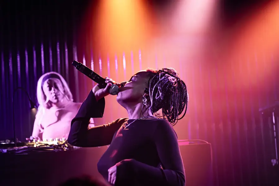 Soukey am Mikrofon in violettem Licht – Soukey & Stereo Luchs live im Salzhaus Winterthur, 2025