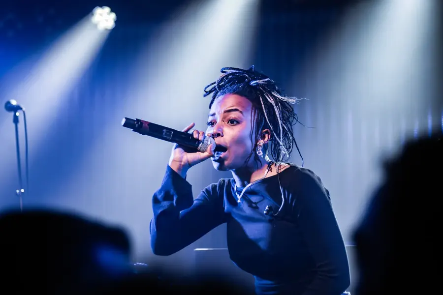 Soukey rappt im blauen Scheinwerferlicht – Soukey & Stereo Luchs live im Salzhaus Winterthur, 2025