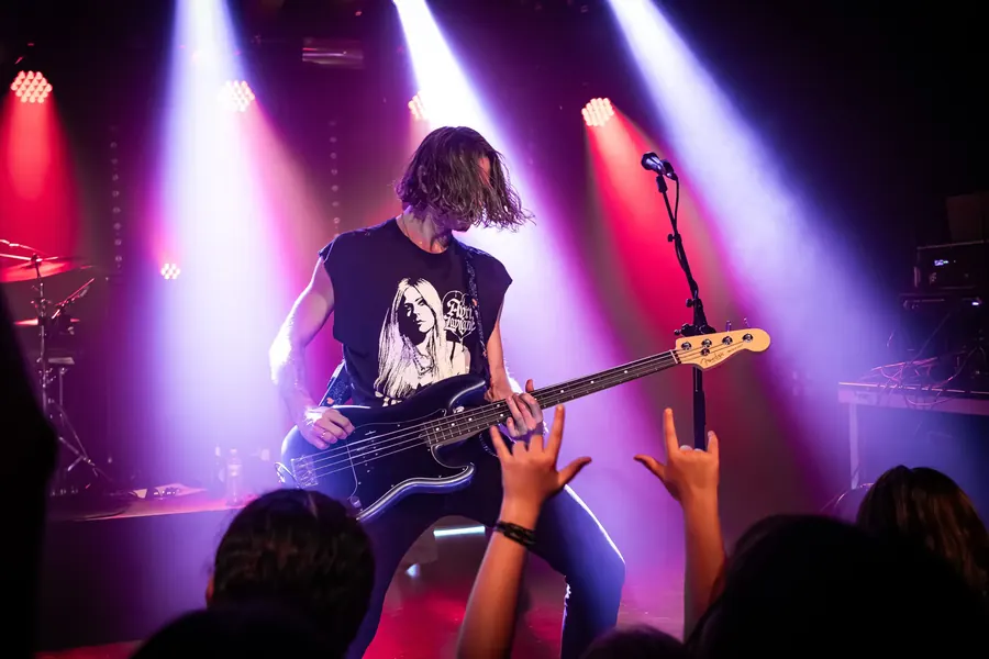 Bassist im violetten Licht, Fans mit erhobenen Händen – Tally Spear live im Salzhaus Winterthur, 2025