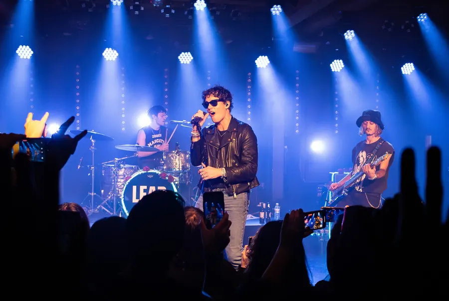 Band in blauem Licht, Sänger mit Sonnenbrille vorne – Tally Spear live im Salzhaus Winterthur, 2025