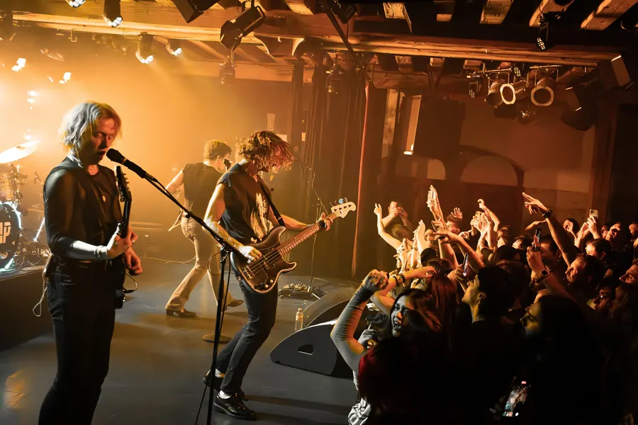 Gitarristen am Bühnenrand vor jubelndem Publikum – Tally Spear live im Salzhaus Winterthur, 2025