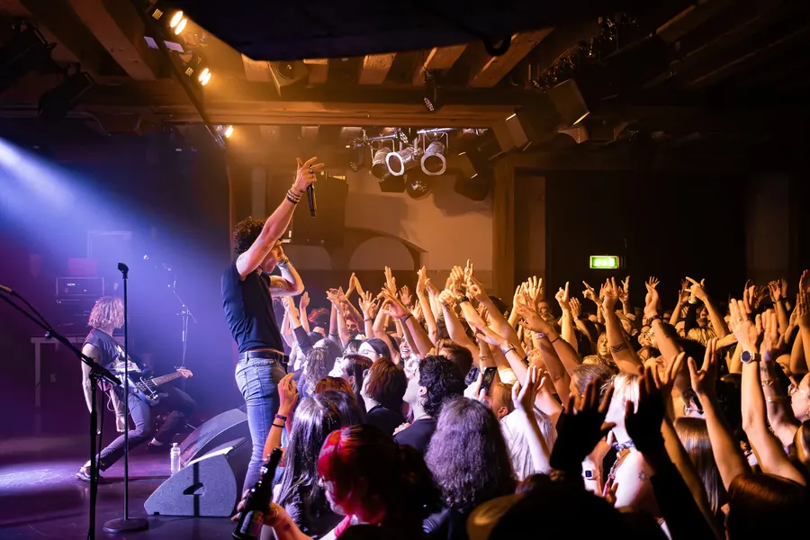 Sängerin am Bühnenrand vor einem jubelnden Publikum – Tally Spear live im Salzhaus Winterthur, 2025