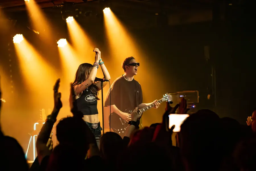 Sängerin und Gitarrist in orangem Licht – Tally Spear live im Salzhaus Winterthur, 2025