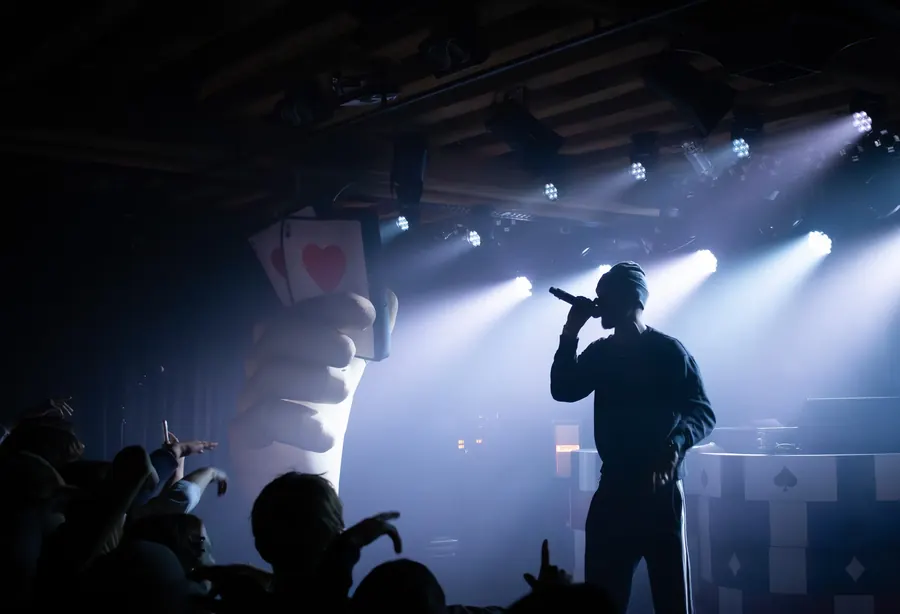 Tom Hengst am Mikrofon im kühlen Gegenlicht – Tom Hengst live im Salzhaus Winterthur, 2025