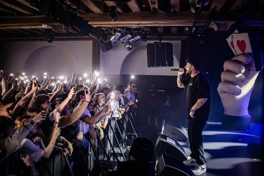 Publikum mit Handylichtern vor der Bühne – Tom Hengst live im Salzhaus Winterthur, 2025