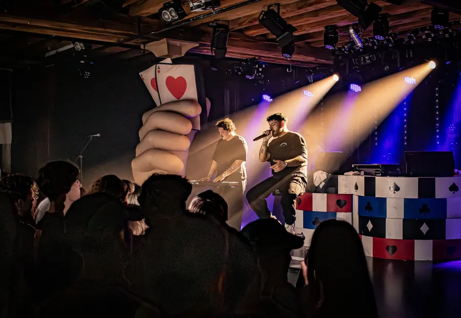 Tom Hengst und Musiker vor der Bühnendeko mit Spielkarten – Tom Hengst live im Salzhaus Winterthur, 2025