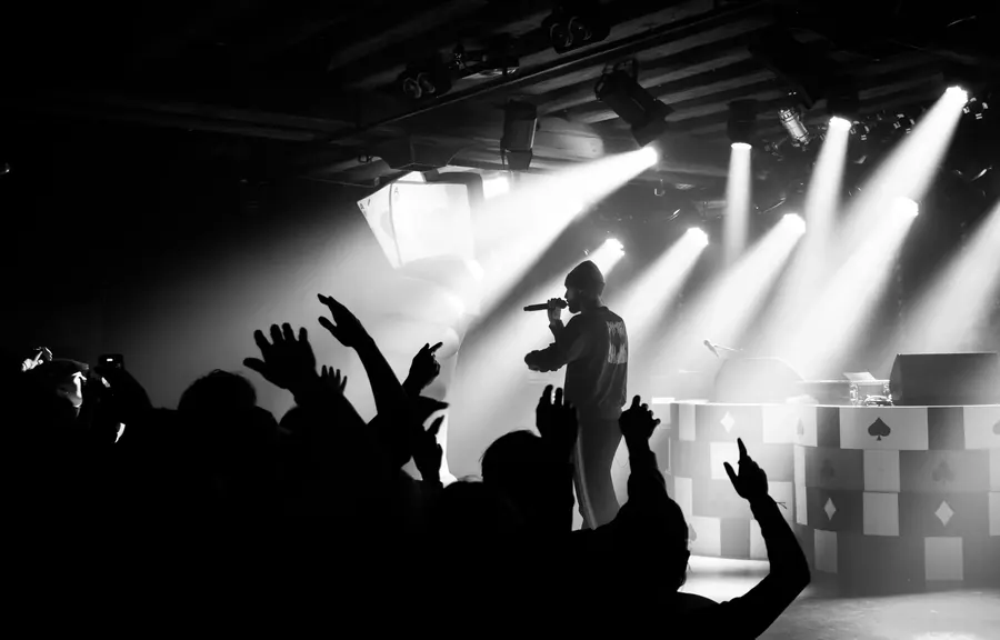 Schwarzweissfoto: Rapper im Gegenlicht, Publikum als Silhouette – Tom Hengst live im Salzhaus Winterthur, 2025