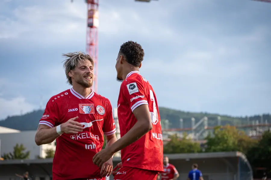 Zwei FCW-Spieler klatschen sich lachend ab – FC Winterthur im Cup-Spiel vom 15. August 2026