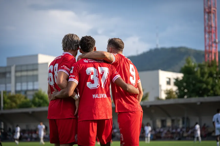 Torjubel: FCW-Spieler umarmen sich, Rückennummer 37 in der Mitte – FC Winterthur im Cup-Spiel vom 15. August 2026