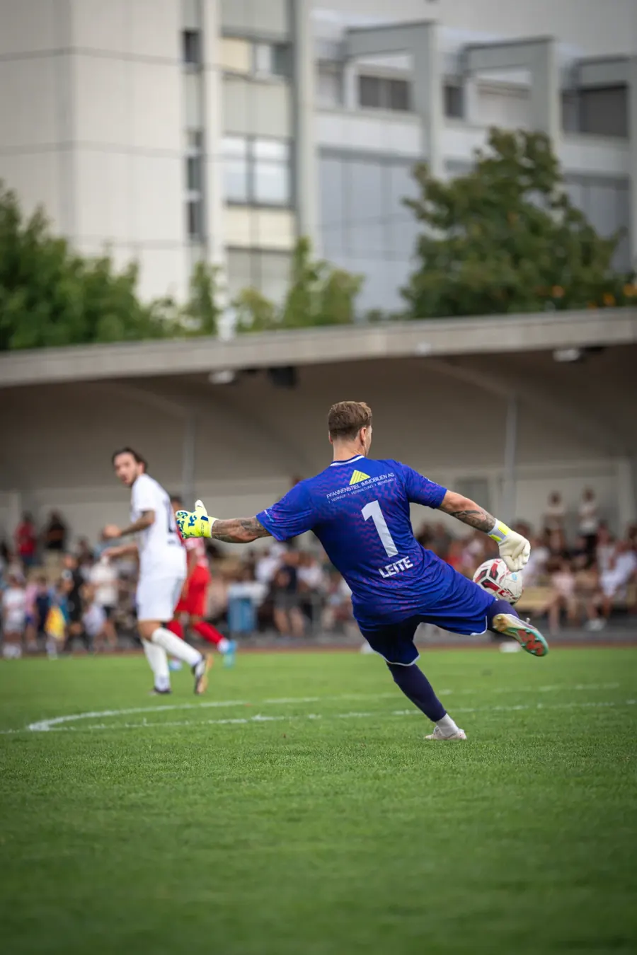 Torhüter in Blau schlägt den Ball mit vollem Schwung ab – FC Winterthur im Cup-Spiel vom 15. August 2026