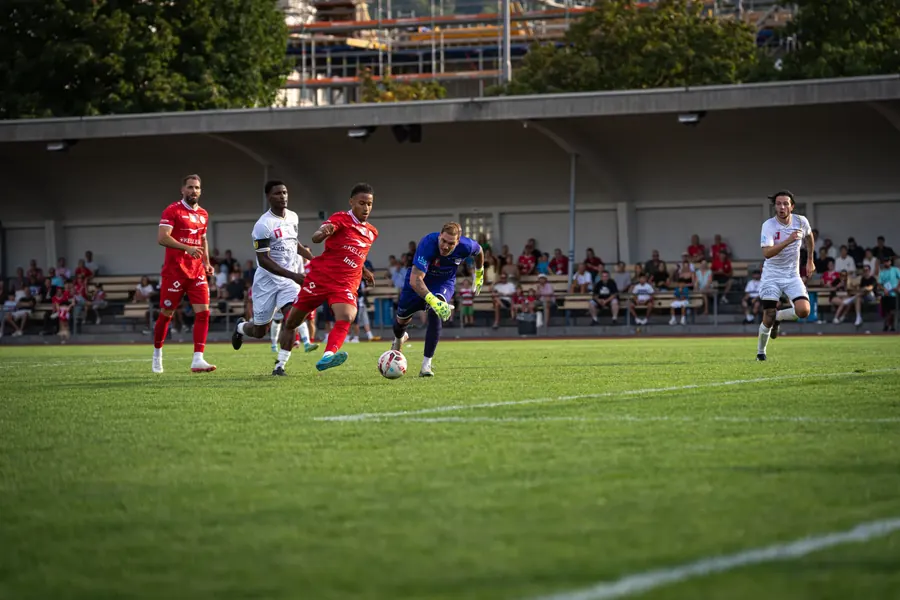 FCW-Spieler setzen den gegnerischen Torhüter im Strafraum unter Druck – FC Winterthur im Cup-Spiel vom 15. August 2026