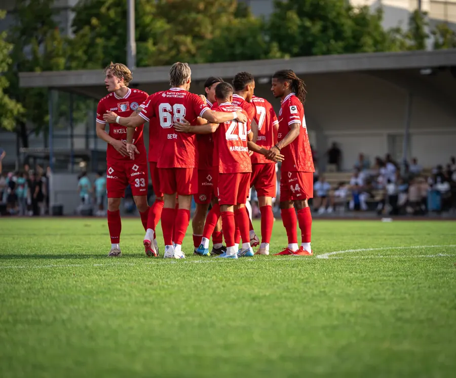FCW-Spieler stehen nach einem Tor gemeinsam auf dem Rasen – FC Winterthur im Cup-Spiel vom 15. August 2026