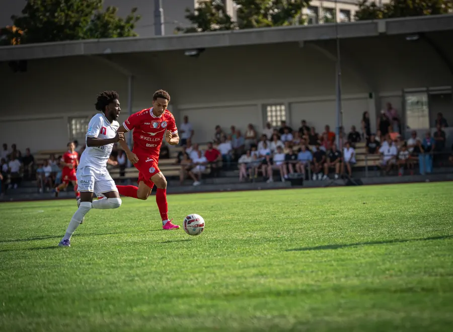 FCW-Spieler verfolgt einen Gegenspieler in Weiss beim Dribbling – FC Winterthur im Cup-Spiel vom 15. August 2026