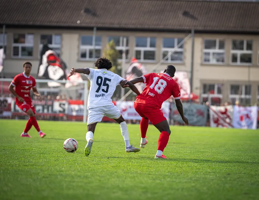 Zweikampf: Gegenspieler mit der Nummer 95 schirmt den Ball gegen FCW-Spieler Nummer 18 ab – FC Winterthur im Cup-Spiel vom 15. August 2026