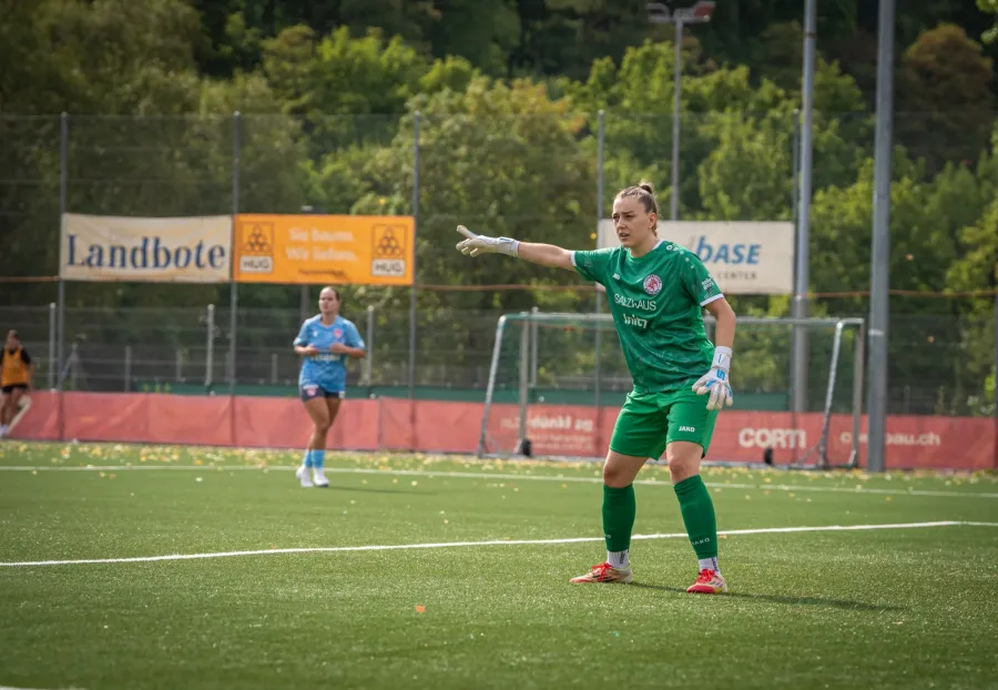 FCW-Torhüterin im grünen Dress gibt ihrer Abwehr Anweisungen – FC Winterthur Frauen gegen FC Thun, 16. August 2026