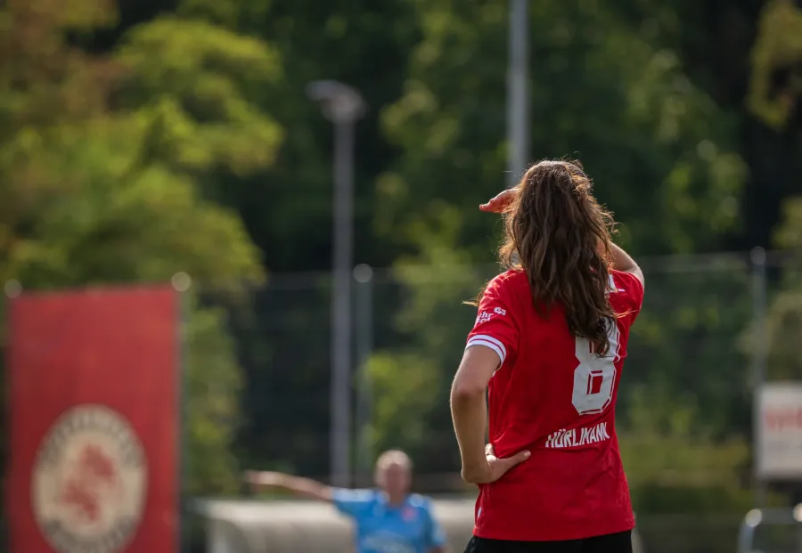FCW-Spielerin mit der Nummer 8 von hinten, Blick aufs Spielfeld – FC Winterthur Frauen gegen FC Thun, 16. August 2026