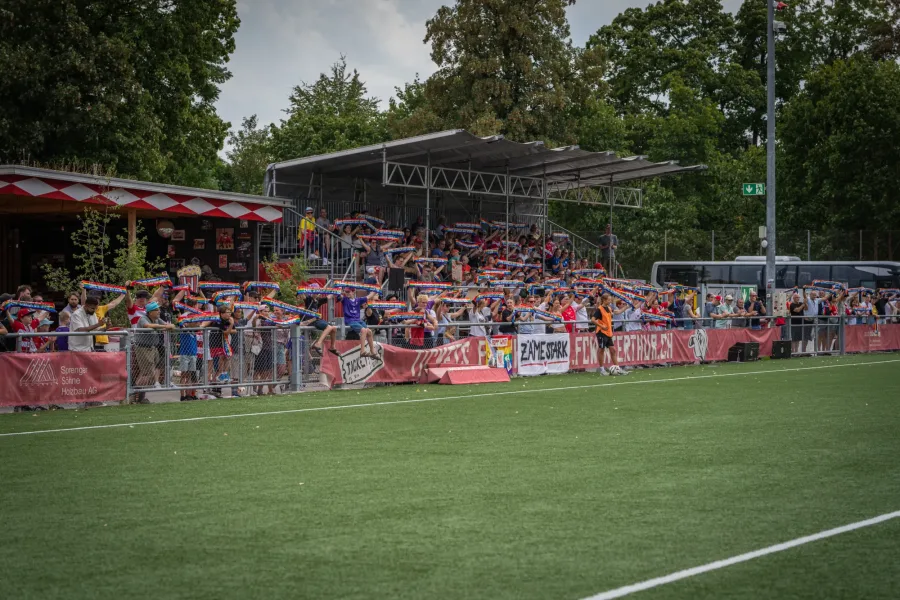 Volle Tribüne mit Fans und Fahnen beim Heimspiel der FCW Frauen – FC Winterthur Frauen gegen FC Thun, 16. August 2026