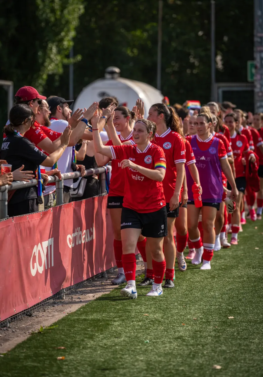 FCW-Spielerinnen klatschen nach dem Spiel mit den Fans am Zaun ab – FC Winterthur Frauen gegen FC Thun, 16. August 2026