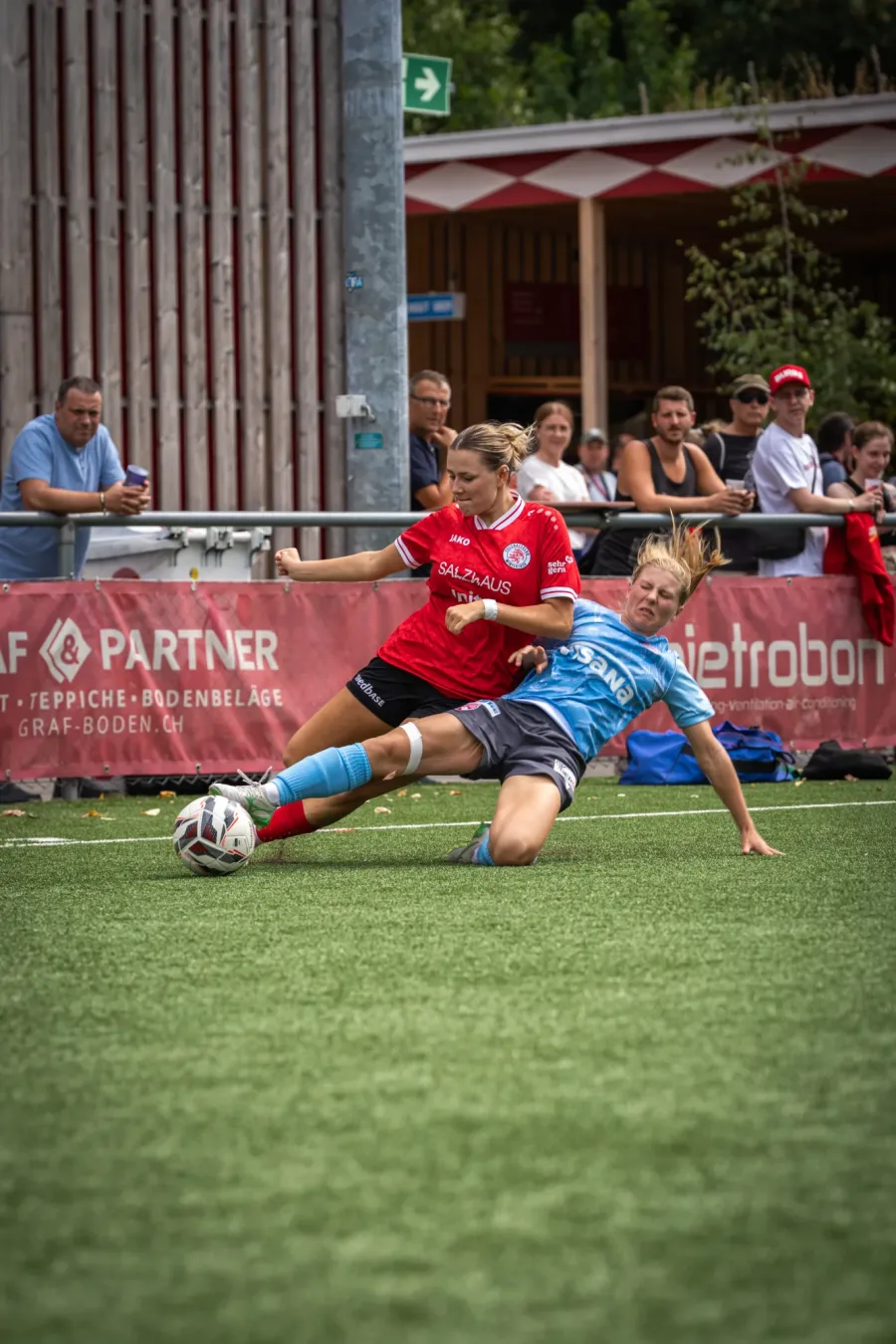 Thun-Spielerin grätscht, FCW-Spielerin springt über den Ball – FC Winterthur Frauen gegen FC Thun, 16. August 2026