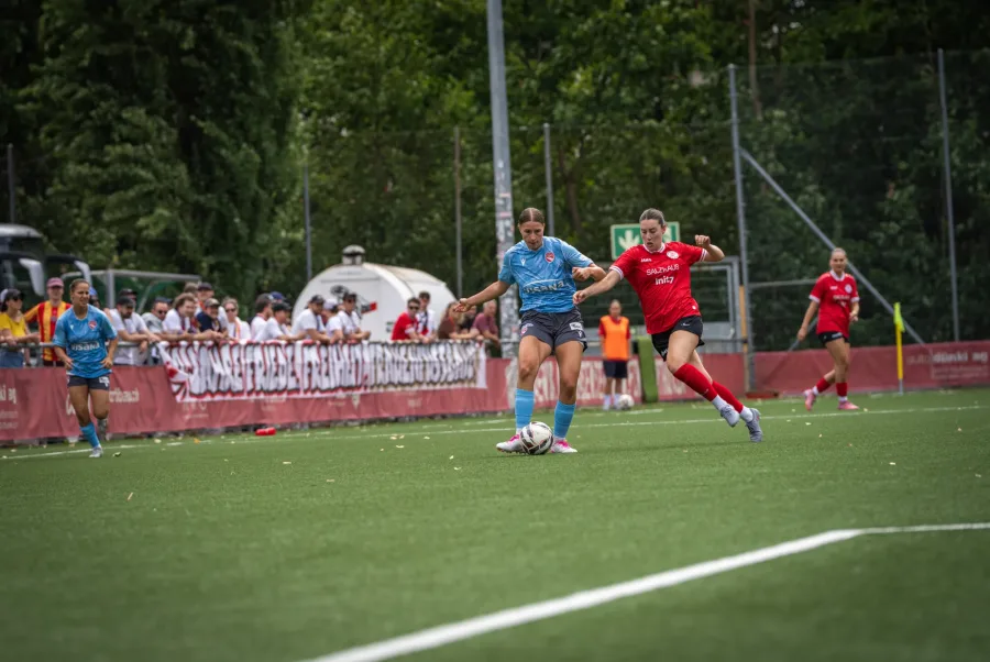 Thun-Spielerin am Ball, eine FCW-Spielerin setzt nach – FC Winterthur Frauen gegen FC Thun, 16. August 2026