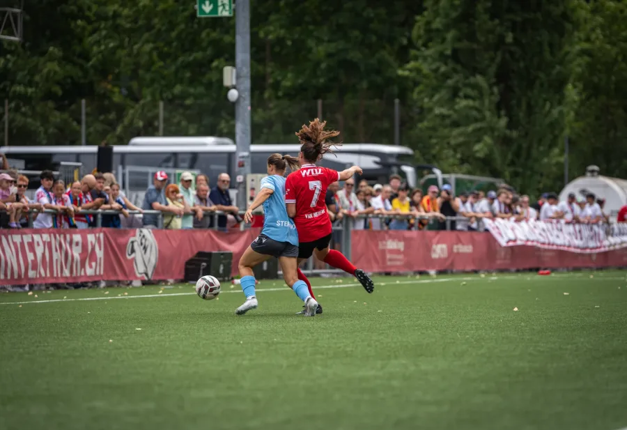 FCW-Spielerin mit der Nummer 7 im Laufduell mit einer Thun-Spielerin – FC Winterthur Frauen gegen FC Thun, 16. August 2026