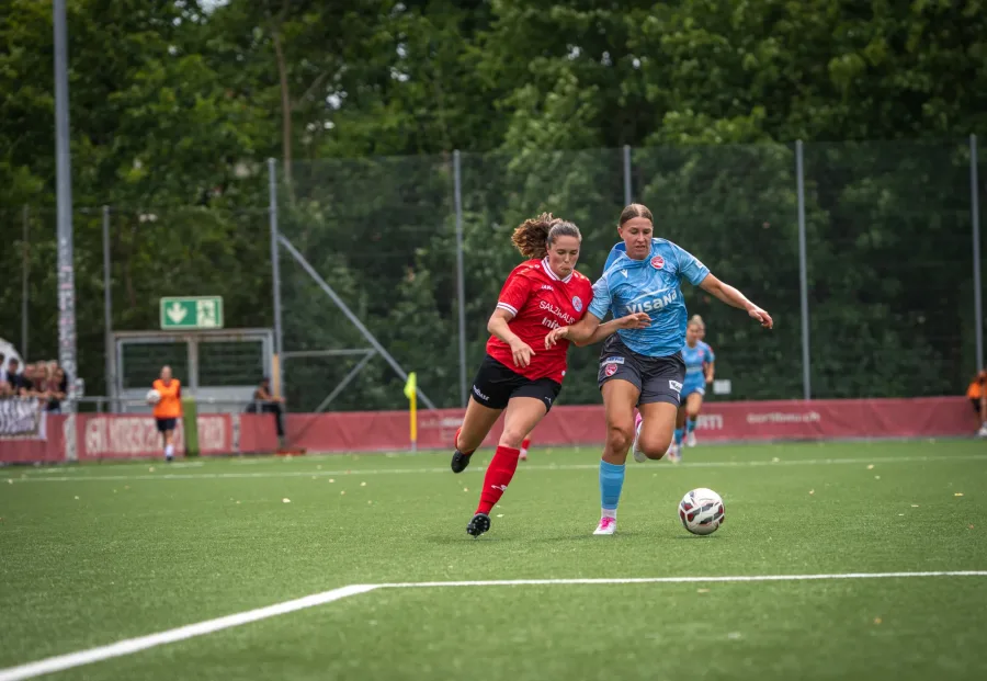 FCW-Spielerin treibt den Ball nach vorne, verfolgt von einer Thun-Spielerin – FC Winterthur Frauen gegen FC Thun, 16. August 2026