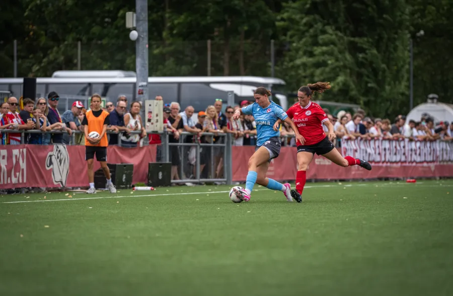 Thun-Spielerin dribbelt, FCW-Spielerin läuft hinterher – FC Winterthur Frauen gegen FC Thun, 16. August 2026