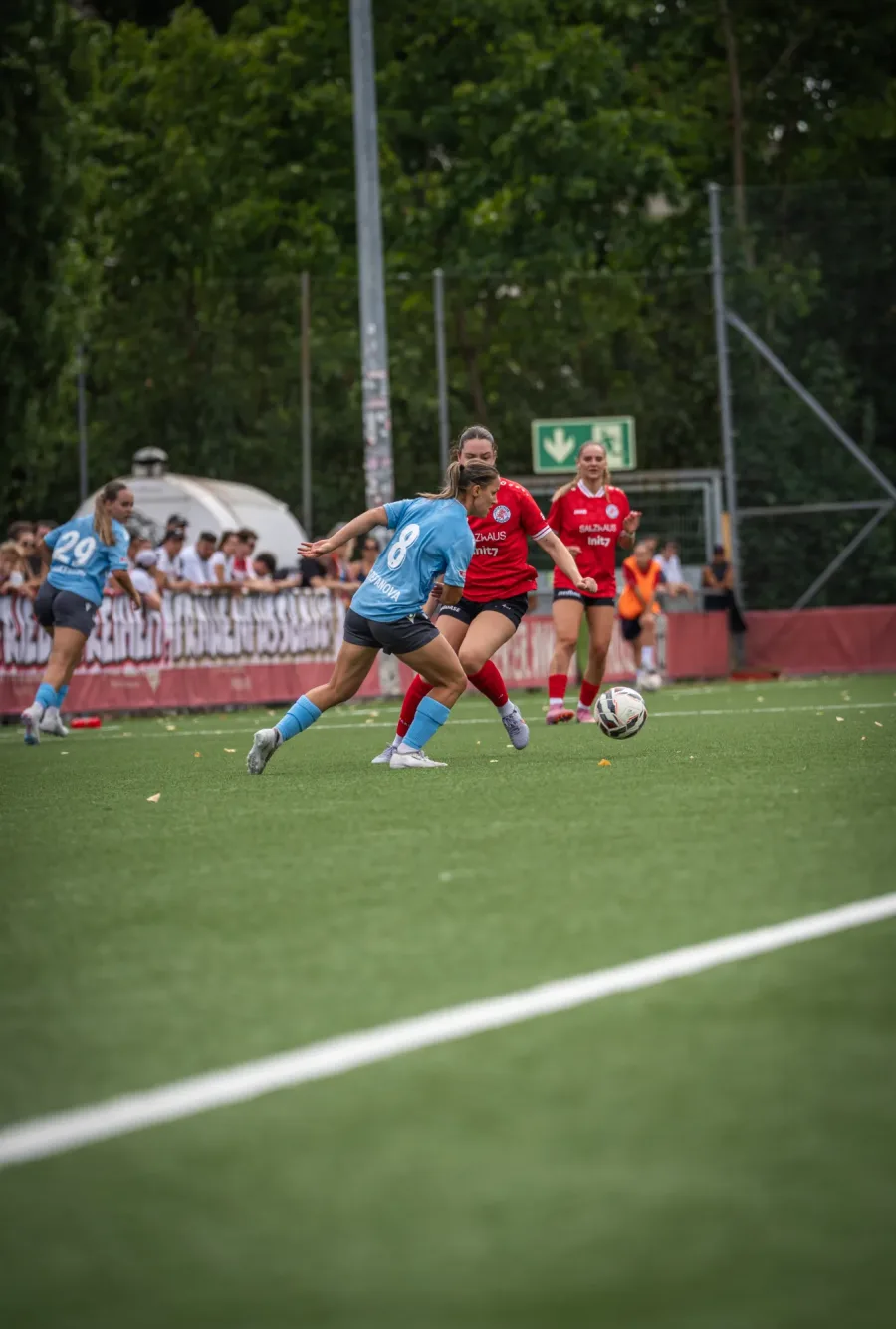 Spielszene an der Seitenlinie, mehrere Spielerinnen kämpfen um den Ball – FC Winterthur Frauen gegen FC Thun, 16. August 2026