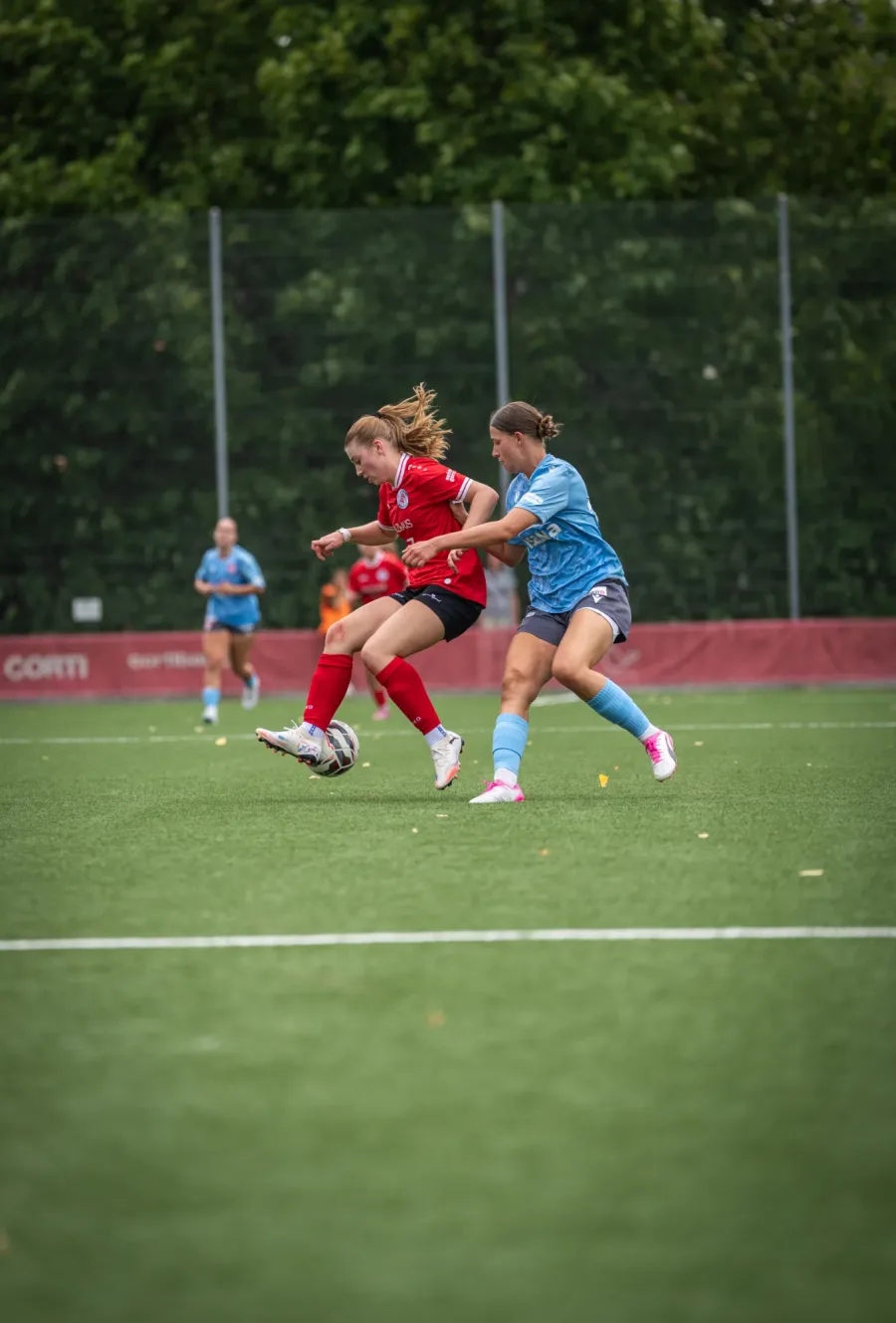 Enger Zweikampf zweier Spielerinnen um den Ball im Mittelfeld – FC Winterthur Frauen gegen FC Thun, 16. August 2026
