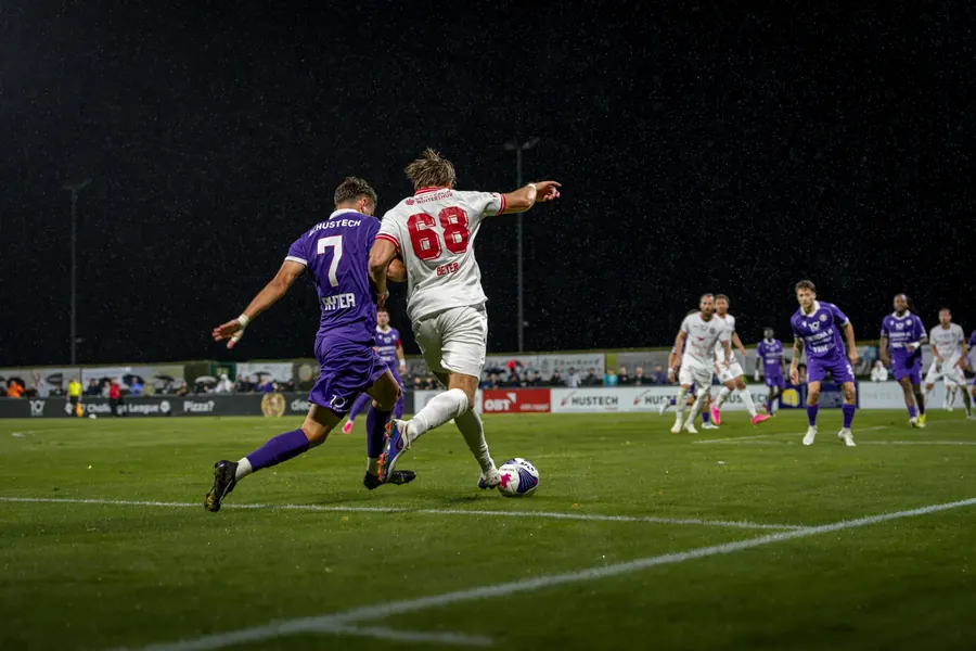 FCW-Spieler mit der Nummer 68 im Duell mit Gegenspieler Nummer 7 unter Flutlicht – FC Winterthur gegen FC Rapperswil-Jona, 21. August 2026