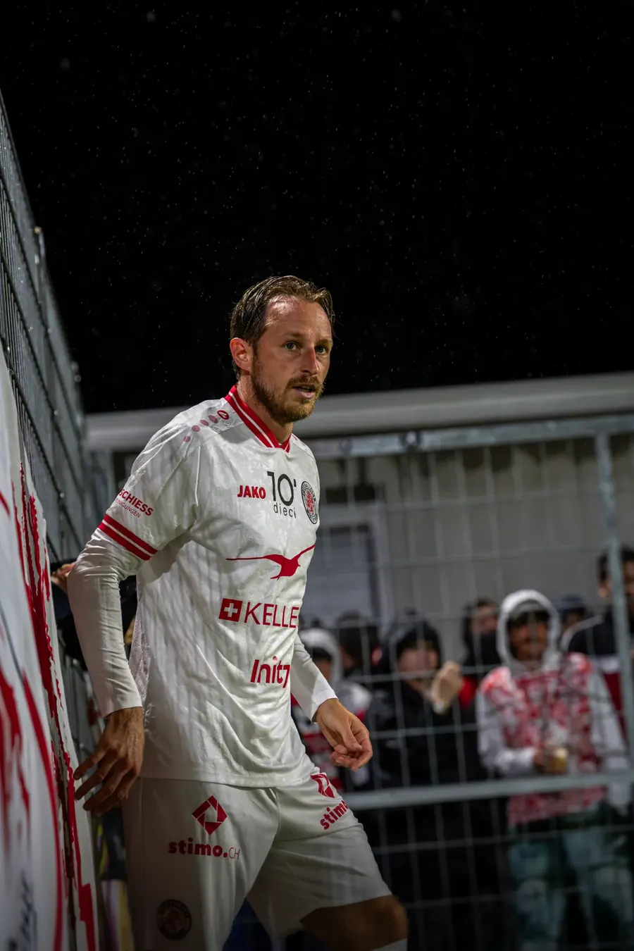 FCW-Spieler im weissen Trikot an der Bande, Fans im Hintergrund – FC Winterthur gegen FC Rapperswil-Jona, 21. August 2026