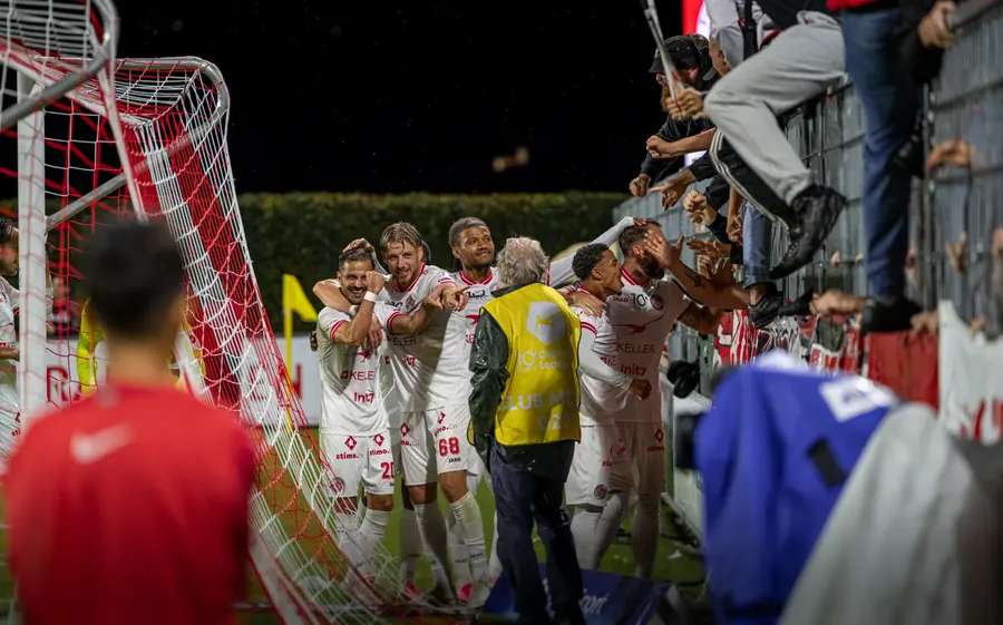 FCW-Spieler feiern mit den mitgereisten Fans am Zaun hinter dem Tor – FC Winterthur gegen FC Rapperswil-Jona, 21. August 2026