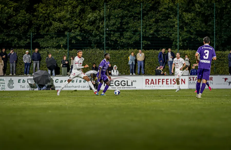 Spielszene unter Flutlicht, FCW-Spieler in Weiss im Angriff – FC Winterthur gegen FC Rapperswil-Jona, 21. August 2026